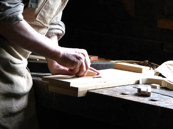 Nacemos de la influencia y formaciÃ³n  heredada en el sector de la <strong>carpinterÃ­a de madera y ebanisterÃ­a  en Gargantilla del Lozoya y Pinilla de Buitrago.</strong>